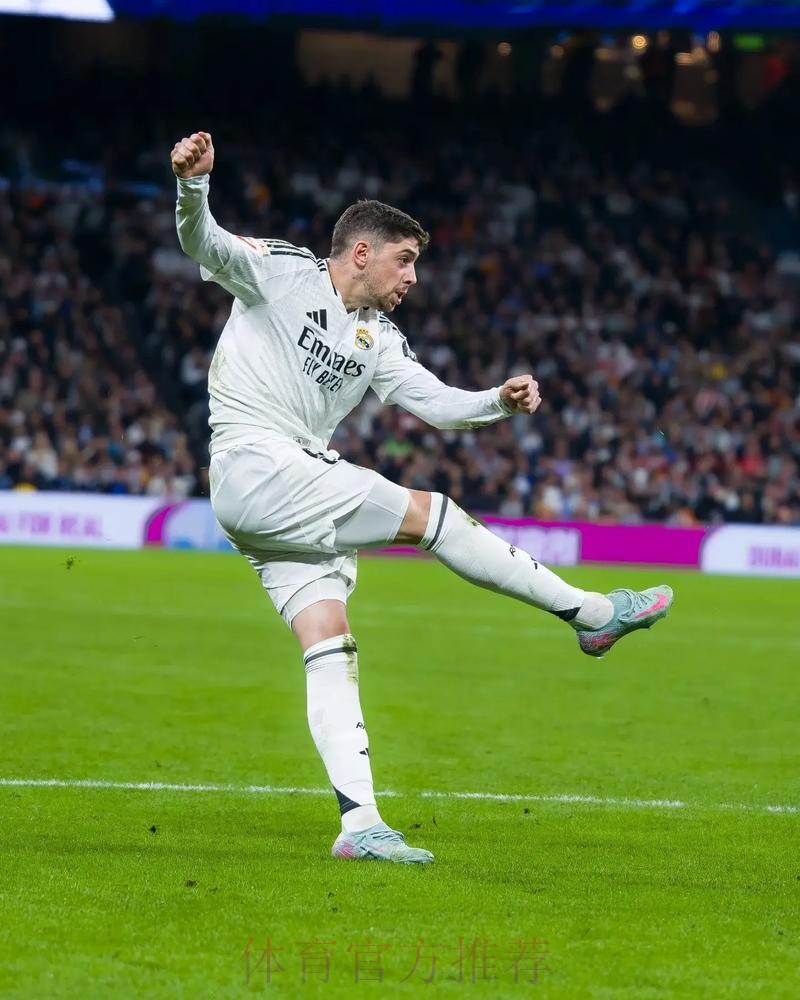 战黄潜巴尔韦德再出任右后卫 攻防两端表现出色